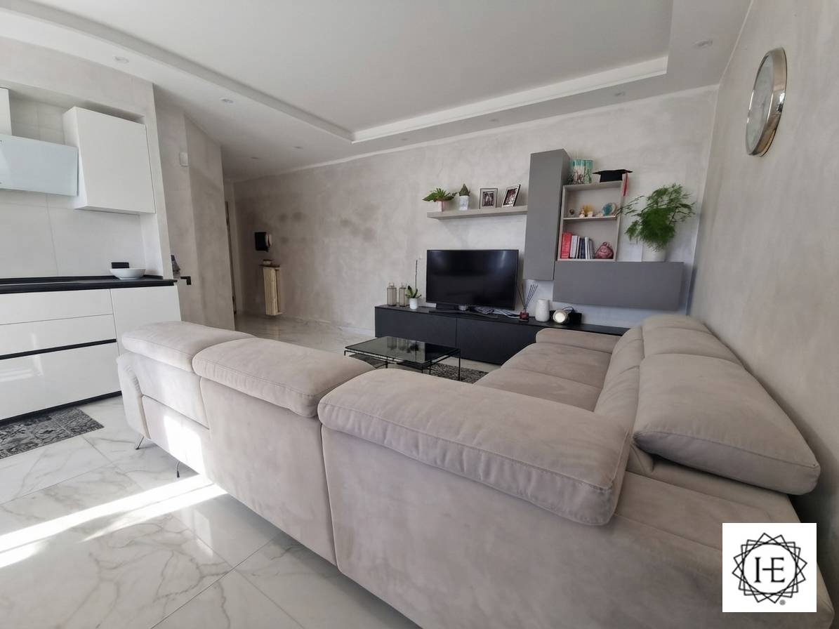 FAVOLOSO QUADRILOCALE IN VILLA CON TERRAZZO E BOX DOPPIO, COMPLETAMENTE RISTRUTTURATO!