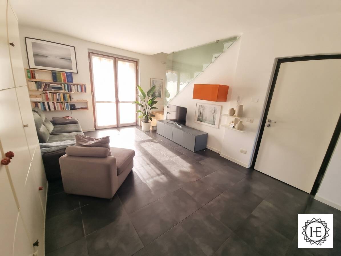 Luminoso duplex in villa con terrazzino e box