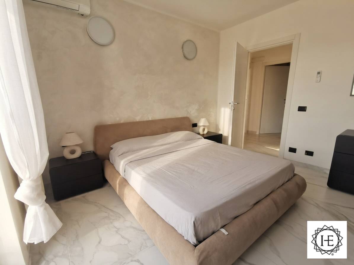 FAVOLOSO QUADRILOCALE IN VILLA CON TERRAZZO E BOX DOPPIO, COMPLETAMENTE RISTRUTTURATO!
