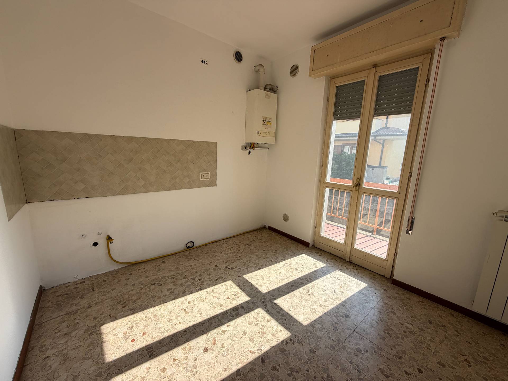 TRILOCALE LUMINOSO E DA RIATTARE!
